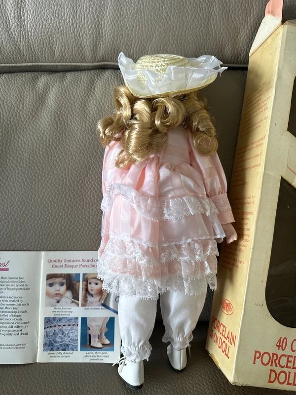 Heritage Mint Ltd. "Ashley" doll (D-23) is a 40 cm porcelain collector's item.