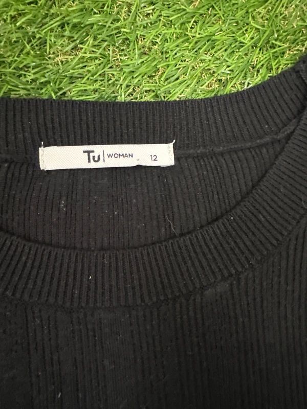 TU Woman black ribbed puff sleeve top size 12