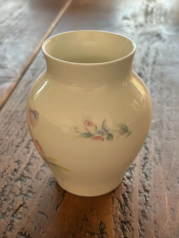 Aynsley "Little Sweetheart" fine bone china vase