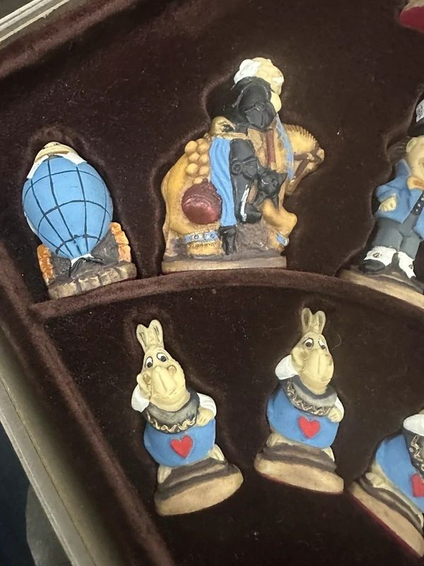 Studio Anne Carlton (SAC) Chess - Painted Alice in Wonderland
