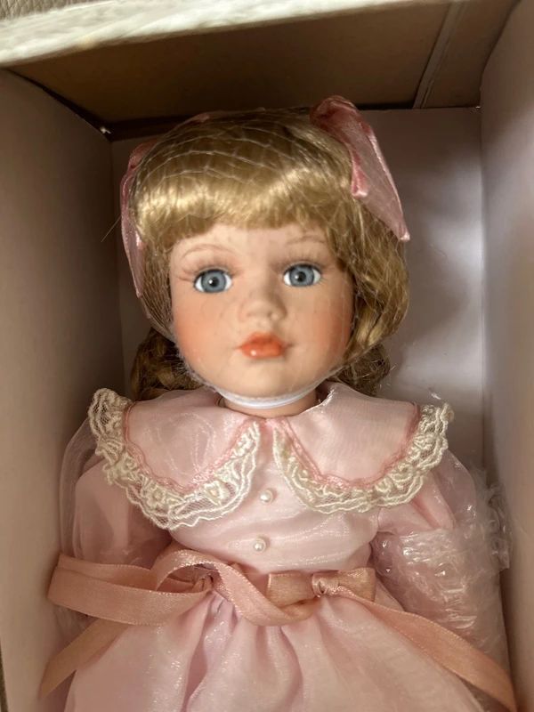 Heritage Mint Ltd. Collection Jennifer porcelain doll