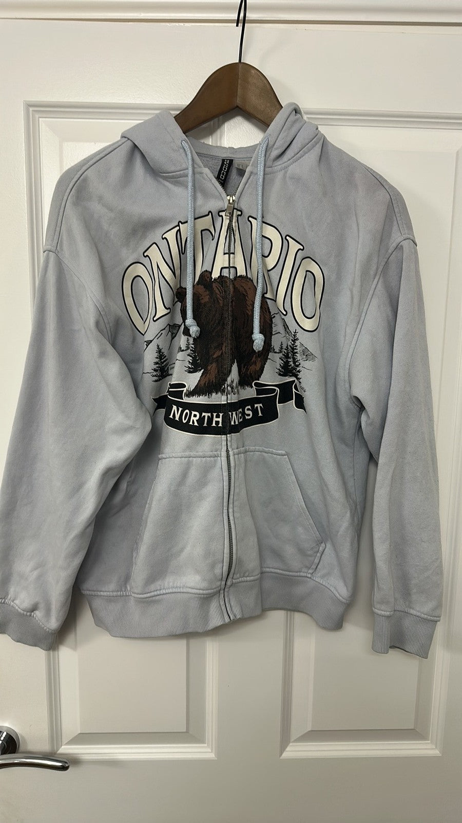 H&M Divided Ontario Northwest Bear Graphic Zip-Up Hoodie size small