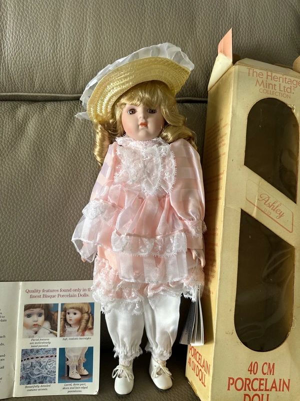 Heritage Mint Ltd. "Ashley" doll (D-23) is a 40 cm porcelain collector's item.
