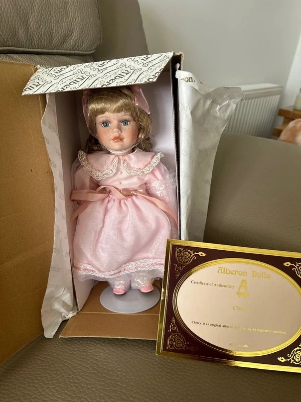Heritage Mint Ltd. Collection Jennifer porcelain doll