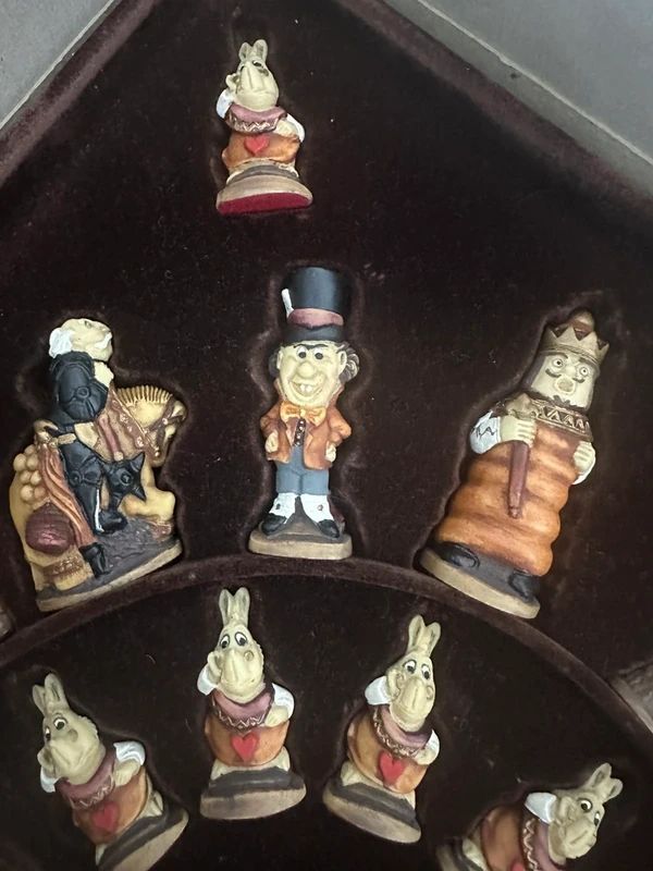 Studio Anne Carlton (SAC) Chess - Painted Alice in Wonderland