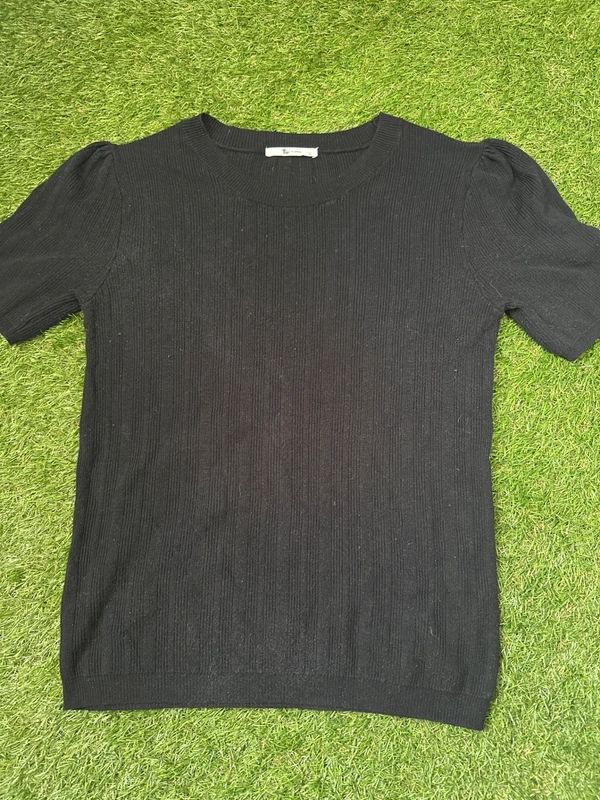 TU Woman black ribbed puff sleeve top size 12