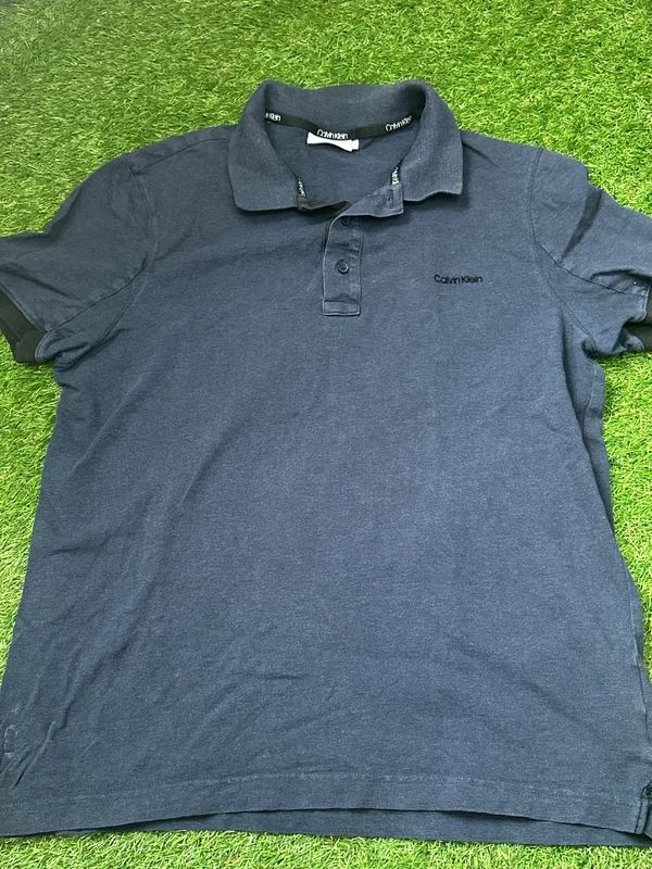 Calvin Klein navy blue polo shirt, embroidered logo on the chest. Mens Large