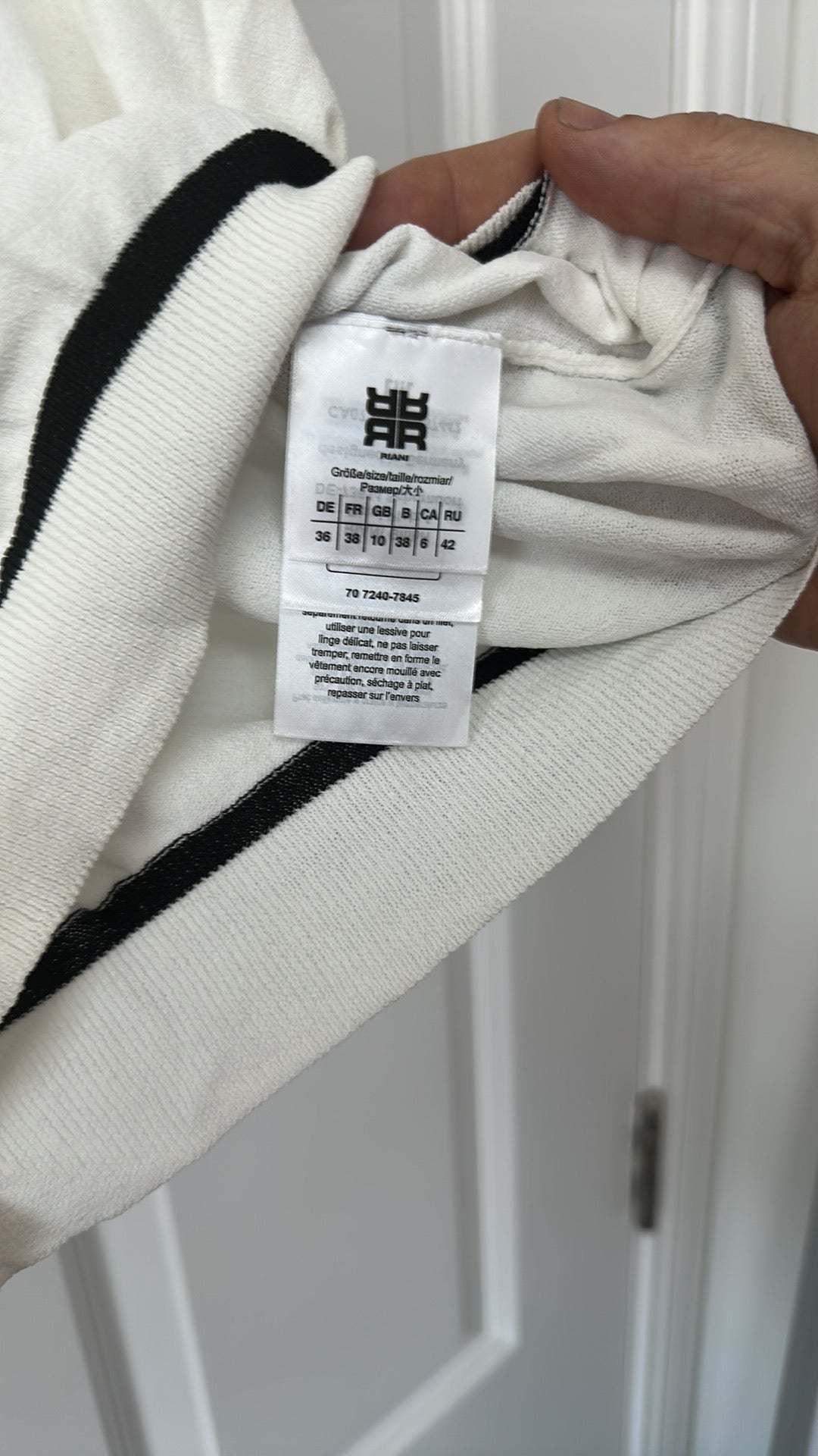 RIANI Ivory Fine Knit Shell Top with Contrast Tipping size 10
