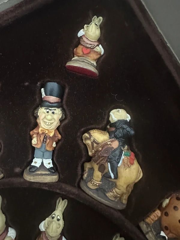 Studio Anne Carlton (SAC) Chess - Painted Alice in Wonderland