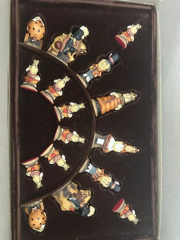Studio Anne Carlton (SAC) Chess - Painted Alice in Wonderland