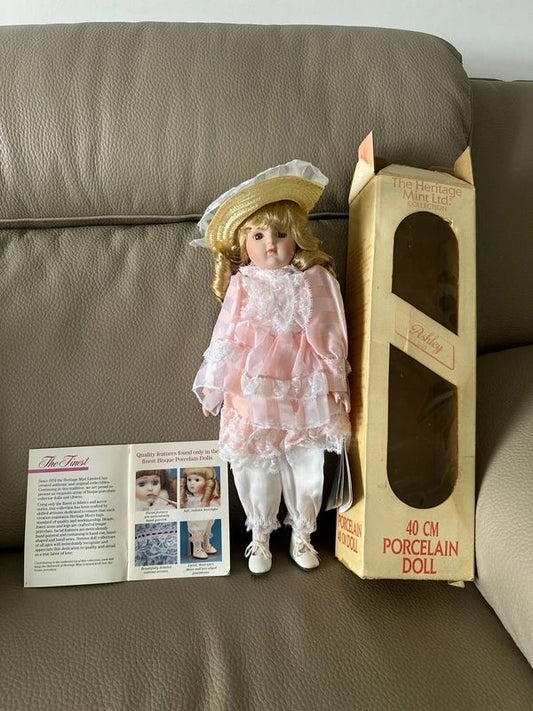 Heritage Mint Ltd. "Ashley" doll (D-23) is a 40 cm porcelain collector's item.