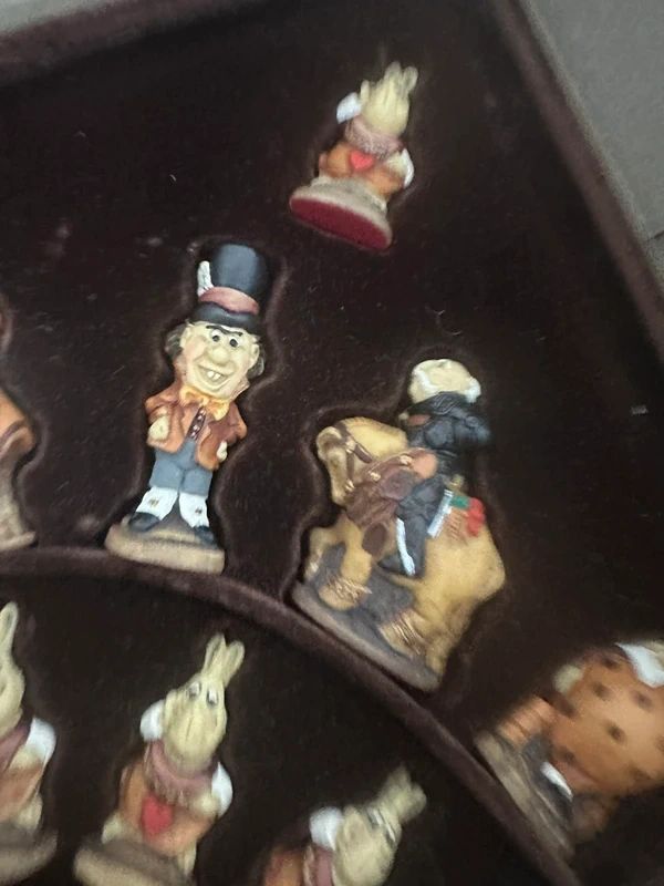 Studio Anne Carlton (SAC) Chess - Painted Alice in Wonderland