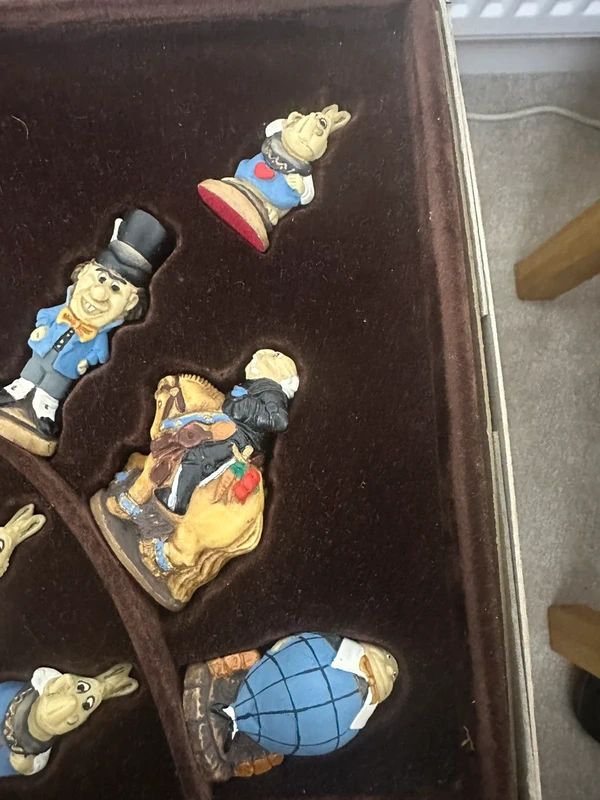 Studio Anne Carlton (SAC) Chess - Painted Alice in Wonderland