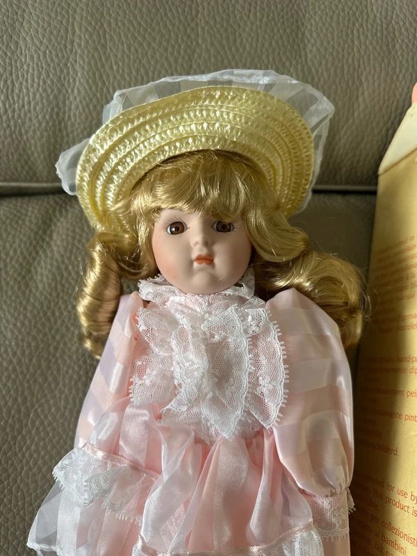 Heritage Mint Ltd. "Ashley" doll (D-23) is a 40 cm porcelain collector's item.