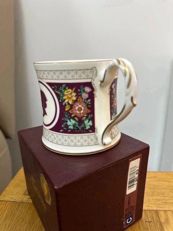 Coalport fine bone china mug to commemorate the 40th Anniversary of Queen Elizabeth II