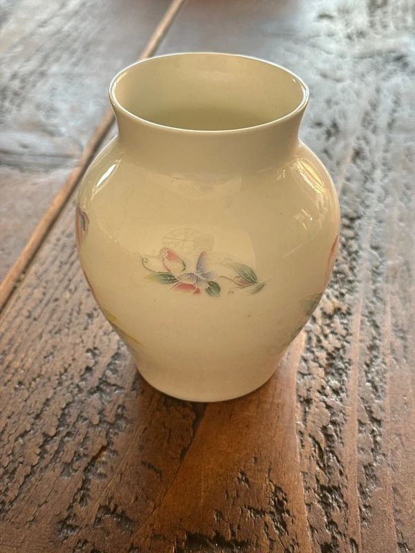 Aynsley "Little Sweetheart" fine bone china vase