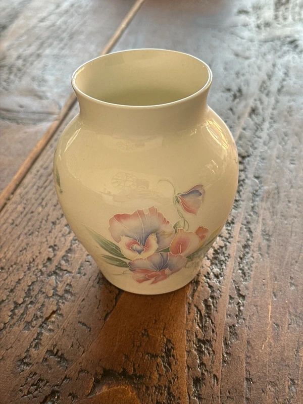 Aynsley "Little Sweetheart" fine bone china vase