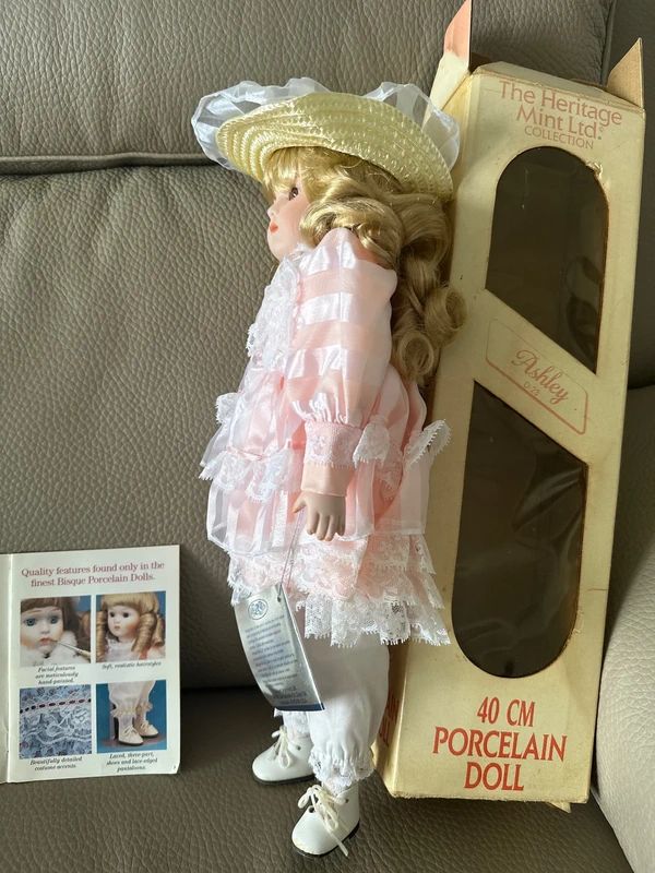 Heritage Mint Ltd. "Ashley" doll (D-23) is a 40 cm porcelain collector's item.